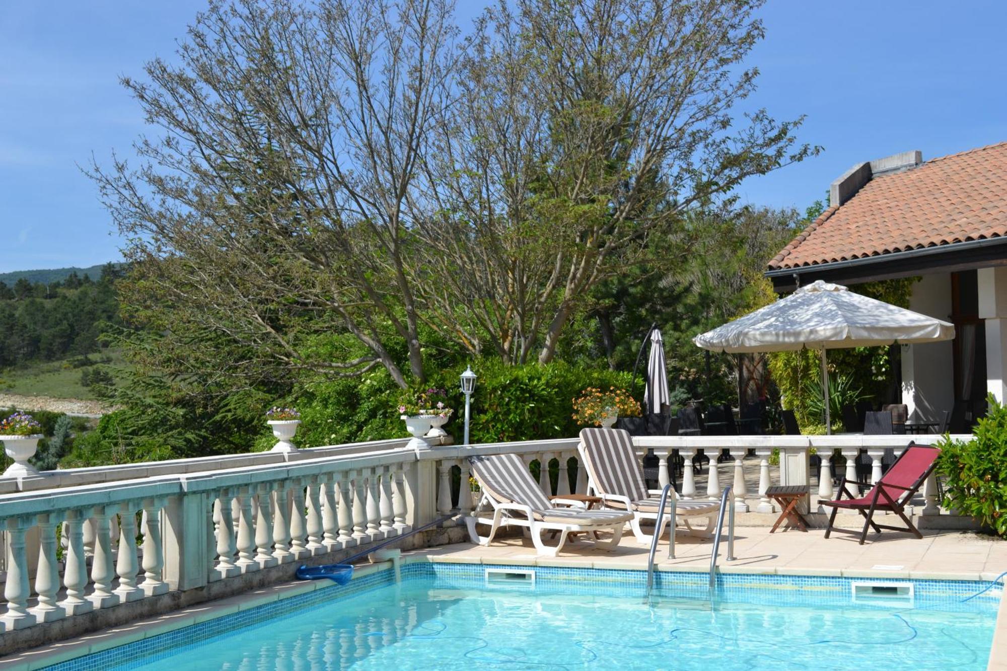 Logis Hotel Le Vieil Amandier Trigance Exterior foto