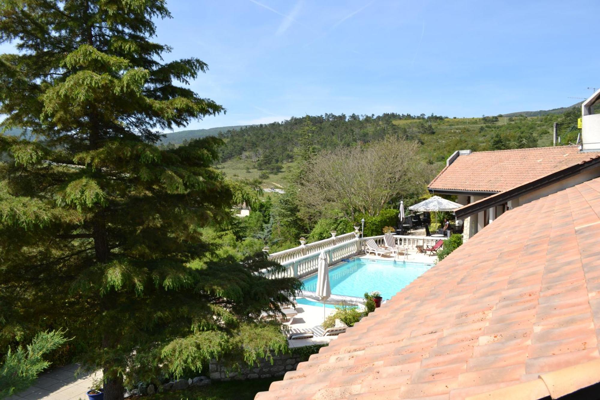 Logis Hotel Le Vieil Amandier Trigance Exterior foto